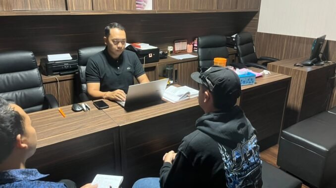 WNA Australia saat menjalani pemeriksaan di Polres Badung - IST