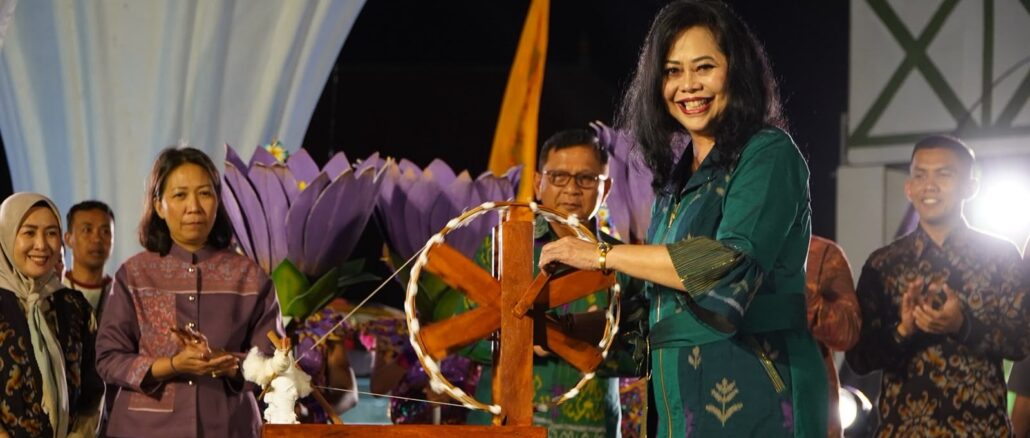 Wardhany Sutjidra resmi meluncurkan Endek Tunjung Ungu di Panggung Utama Buleleng Festival 2026, Rabu (19/8).