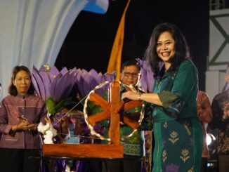 Wardhany Sutjidra resmi meluncurkan Endek Tunjung Ungu di Panggung Utama Buleleng Festival 2026, Rabu (19/8).
