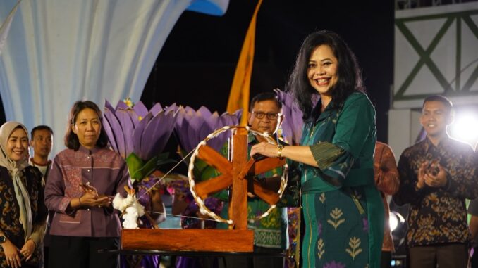 Wardhany Sutjidra resmi meluncurkan Endek Tunjung Ungu di Panggung Utama Buleleng Festival 2026, Rabu (19/8).