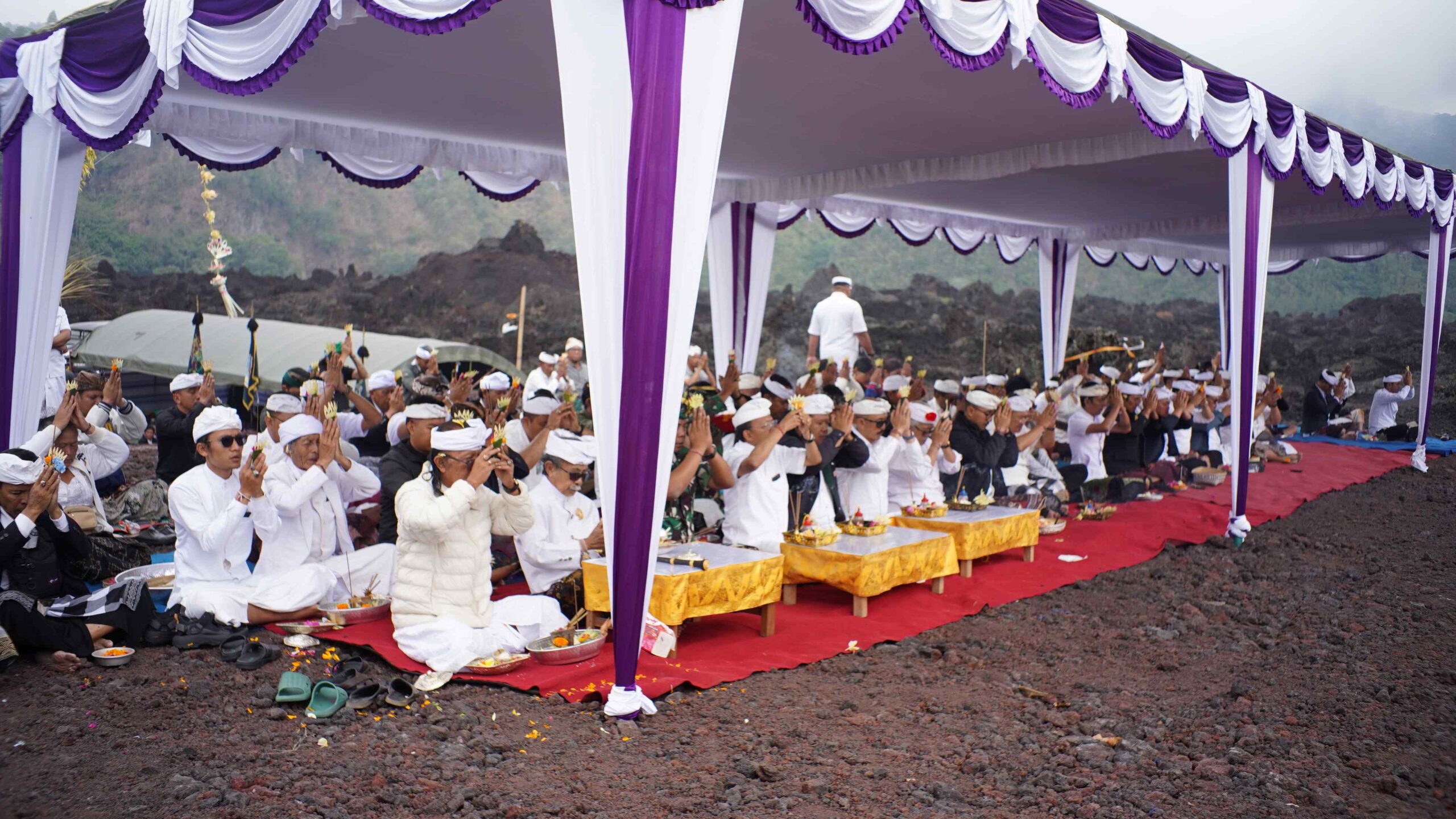 Persembahyangan serangkaian upacara Pamlaspas Cihna di Lokasi Titik Nol Desa Adat Batur Let (Batur Kuno) di areal Black Lava-Batur pada Rabu, 29 Juli 2026 - IST