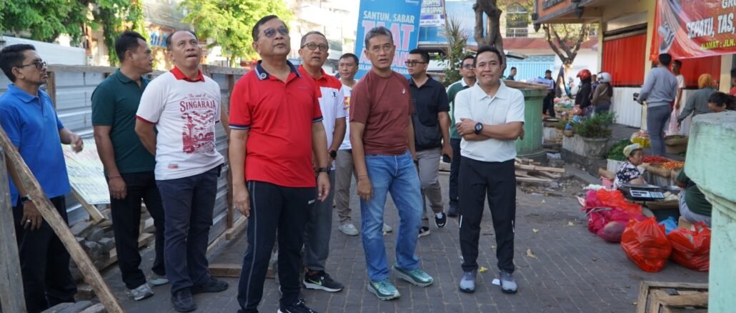 Bupati Sutjidra bersama Wakil Bupati Gede Supriatna meninjau langsung Pasar Anyar dan Jalan Diponegoro Singaraja, Jumat (4/9) - IST