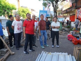 Bupati Sutjidra bersama Wakil Bupati Gede Supriatna meninjau langsung Pasar Anyar dan Jalan Diponegoro Singaraja, Jumat (4/9) - IST