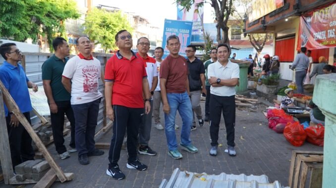 Bupati Sutjidra bersama Wakil Bupati Gede Supriatna meninjau langsung Pasar Anyar dan Jalan Diponegoro Singaraja, Jumat (4/9) - IST