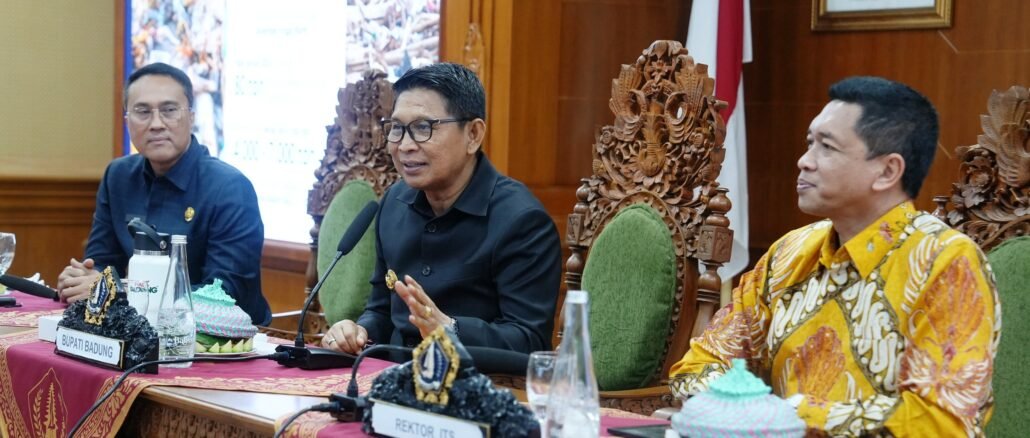 Bupati Wayan Adi Arnawa bersama Rektor ITS Surabaya, Ir. Bambang Pramujati meresmikan produk Air Minum Dalam Kemasan botol kaca merek “Baliss” di Ruang Rapat Kriya Gosana, Puspem Badung, Jumat (18/9) - IST
