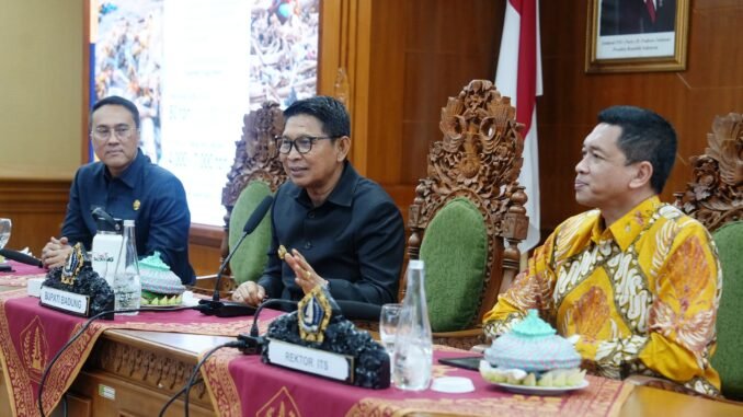 Bupati Wayan Adi Arnawa bersama Rektor ITS Surabaya, Ir. Bambang Pramujati meresmikan produk Air Minum Dalam Kemasan botol kaca merek “Baliss” di Ruang Rapat Kriya Gosana, Puspem Badung, Jumat (18/9) - IST