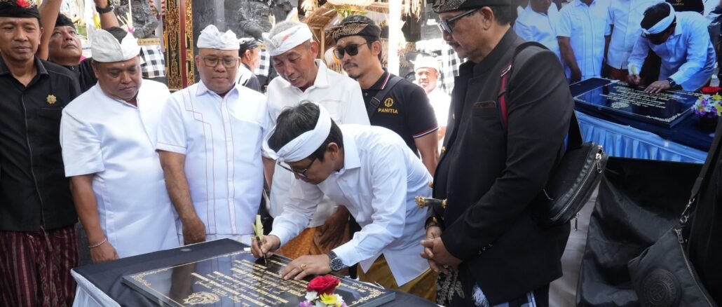 Bupati Adi Arnawa saat menghadiri sekaligus menjadi upasaksi Karya di Pura Ibu Panti Dukuh Bualu, Wantilan Dadia Bualu, Kelurahan Benoa, Kuta Selatan, Senin (7/9) - IST