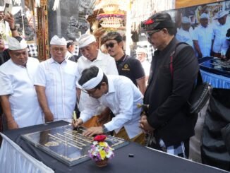 Bupati Adi Arnawa saat menghadiri sekaligus menjadi upasaksi Karya di Pura Ibu Panti Dukuh Bualu, Wantilan Dadia Bualu, Kelurahan Benoa, Kuta Selatan, Senin (7/9) - IST