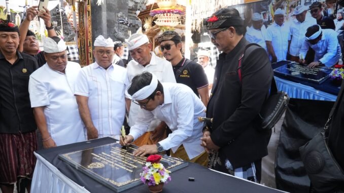Bupati Adi Arnawa saat menghadiri sekaligus menjadi upasaksi Karya di Pura Ibu Panti Dukuh Bualu, Wantilan Dadia Bualu, Kelurahan Benoa, Kuta Selatan, Senin (7/9) - IST