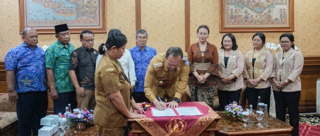 Ketua FKUB Badung, Bagus Alit Sucipta dan Ketua GOW Badung, Putu Yunita Oktarini menandatangani Perjanjian Kerja Sama antara FKUB Badung dan GOW Badung di Ruang Pertemuan Wakil Bupati, Puspem Badung, Senin (31/8) - IST