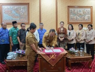Ketua FKUB Badung, Bagus Alit Sucipta dan Ketua GOW Badung, Putu Yunita Oktarini menandatangani Perjanjian Kerja Sama antara FKUB Badung dan GOW Badung di Ruang Pertemuan Wakil Bupati, Puspem Badung, Senin (31/8) - IST
