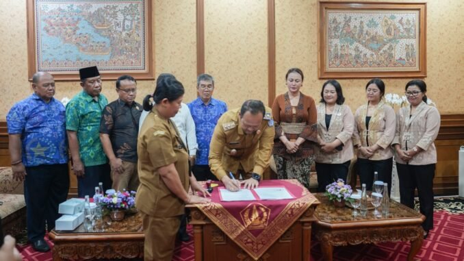 Ketua FKUB Badung, Bagus Alit Sucipta dan Ketua GOW Badung, Putu Yunita Oktarini menandatangani Perjanjian Kerja Sama antara FKUB Badung dan GOW Badung di Ruang Pertemuan Wakil Bupati, Puspem Badung, Senin (31/8) - IST