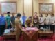 Ketua FKUB Badung, Bagus Alit Sucipta dan Ketua GOW Badung, Putu Yunita Oktarini menandatangani Perjanjian Kerja Sama antara FKUB Badung dan GOW Badung di Ruang Pertemuan Wakil Bupati, Puspem Badung, Senin (31/8) - IST