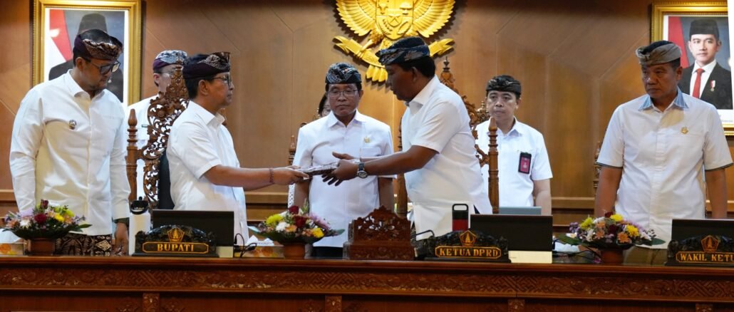 Bupati Wayan Adi Arnawa bersama Wabup Bagus Alit Sucipta menyampaikan Jawaban Pemerintah terhadap Pandangan Umum Fraksi-Fraksi DPRD saat Rapat Paripurna di Ruang Sidang Utama Gosana, Kantor DPRD Badung, Kamis (17/9) - IST