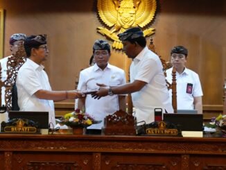 Bupati Wayan Adi Arnawa bersama Wabup Bagus Alit Sucipta menyampaikan Jawaban Pemerintah terhadap Pandangan Umum Fraksi-Fraksi DPRD saat Rapat Paripurna di Ruang Sidang Utama Gosana, Kantor DPRD Badung, Kamis (17/9) - IST