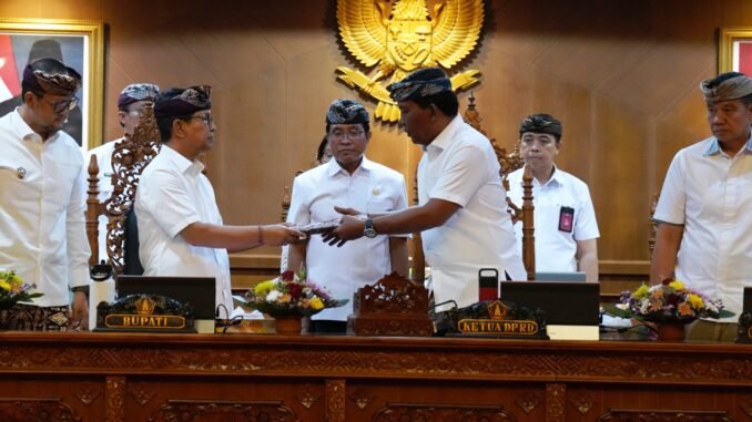 Bupati Wayan Adi Arnawa bersama Wabup Bagus Alit Sucipta menyampaikan Jawaban Pemerintah terhadap Pandangan Umum Fraksi-Fraksi DPRD saat Rapat Paripurna di Ruang Sidang Utama Gosana, Kantor DPRD Badung, Kamis (17/9) - IST