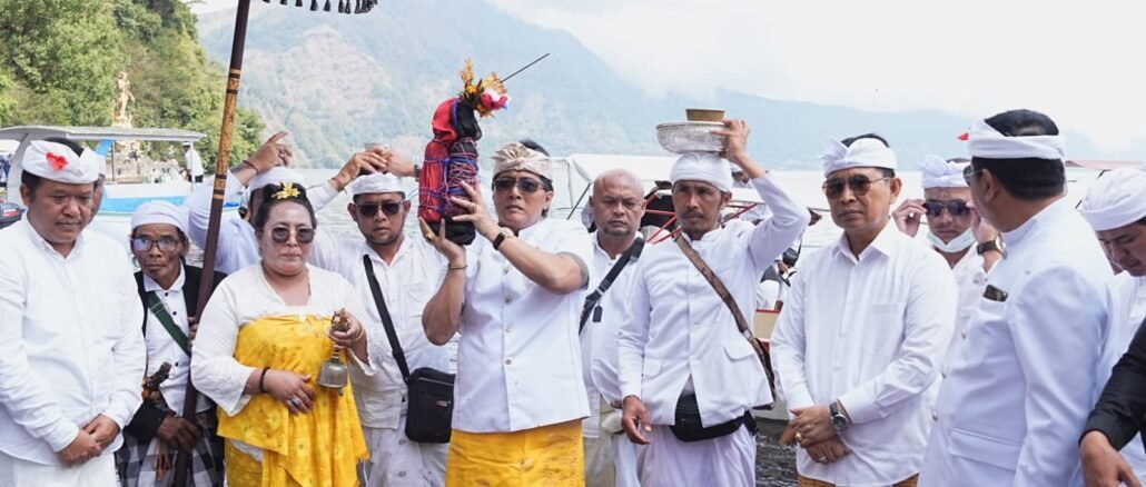 Bupati Wayan Adi Arnawa (2 dari kanan) saat menghadiri Karya Tawur Agung Manca Wali Krama di Pura Hulundanu Batur, Desa Adat Songan, Kintamani, Bangli, Selasa (8/9) - IST