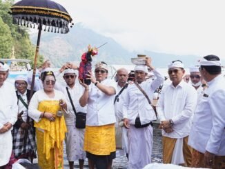 Bupati Wayan Adi Arnawa (2 dari kanan) saat menghadiri Karya Tawur Agung Manca Wali Krama di Pura Hulundanu Batur, Desa Adat Songan, Kintamani, Bangli, Selasa (8/9) - IST