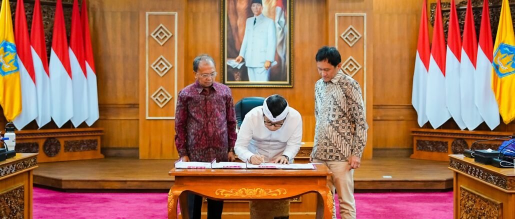 Bupati Wayan Adi Arnawa disaksikan Gubernur Wayan Koster menandatangani Naskah Kesepakatan Bersama rencana pengembangan perkeretaapian bertempat di Ruang Kertha Sabha, Rumah Jabatan Gubernur Bali, Selasa (1/9). - IST