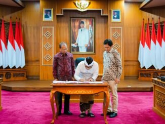 Bupati Wayan Adi Arnawa disaksikan Gubernur Wayan Koster menandatangani Naskah Kesepakatan Bersama rencana pengembangan perkeretaapian bertempat di Ruang Kertha Sabha, Rumah Jabatan Gubernur Bali, Selasa (1/9). - IST