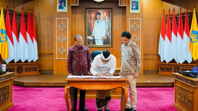 Bupati Wayan Adi Arnawa disaksikan Gubernur Wayan Koster menandatangani Naskah Kesepakatan Bersama rencana pengembangan perkeretaapian bertempat di Ruang Kertha Sabha, Rumah Jabatan Gubernur Bali, Selasa (1/9). - IST