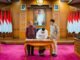 Bupati Wayan Adi Arnawa disaksikan Gubernur Wayan Koster menandatangani Naskah Kesepakatan Bersama rencana pengembangan perkeretaapian bertempat di Ruang Kertha Sabha, Rumah Jabatan Gubernur Bali, Selasa (1/9). - IST