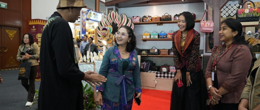 Ketua Dekranasda Kabupaten Badung, Nyonya Rasniathi Adi Arnawa mengunjungi stand Industri Kecil dan Menengah (IKM) saat acara Kriyanusa 2026 di Jakarta International Convention Center (JICC), Senin (28/9).