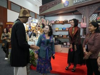 Ketua Dekranasda Kabupaten Badung, Nyonya Rasniathi Adi Arnawa mengunjungi stand Industri Kecil dan Menengah (IKM) saat acara Kriyanusa 2026 di Jakarta International Convention Center (JICC), Senin (28/9).