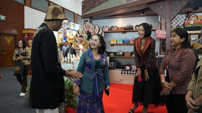 Ketua Dekranasda Kabupaten Badung, Nyonya Rasniathi Adi Arnawa mengunjungi stand Industri Kecil dan Menengah (IKM) saat acara Kriyanusa 2026 di Jakarta International Convention Center (JICC), Senin (28/9).