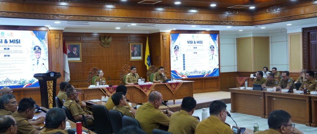 Bupati Wayan Adi Arnawa saat Rapat Koordinasi Perencanaan Pembangunan Desa di Ruang Kriya Gosana, Puspem Badung, Senin (14/9)