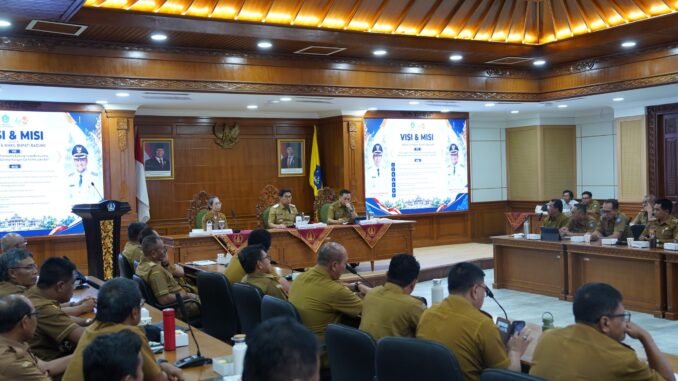 Bupati Wayan Adi Arnawa saat Rapat Koordinasi Perencanaan Pembangunan Desa di Ruang Kriya Gosana, Puspem Badung, Senin (14/9)