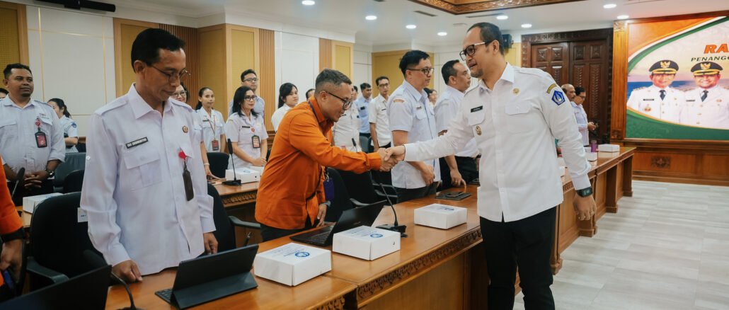 Wabup Bagus Alit Sucipta saat memimpin Rakor Penanggulangan Kemiskinan Tahun 2026 di Ruang Rapat Kriya Gosana, Puspem Badung, Rabu (30/9).