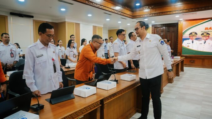 Wabup Bagus Alit Sucipta saat memimpin Rakor Penanggulangan Kemiskinan Tahun 2026 di Ruang Rapat Kriya Gosana, Puspem Badung, Rabu (30/9).