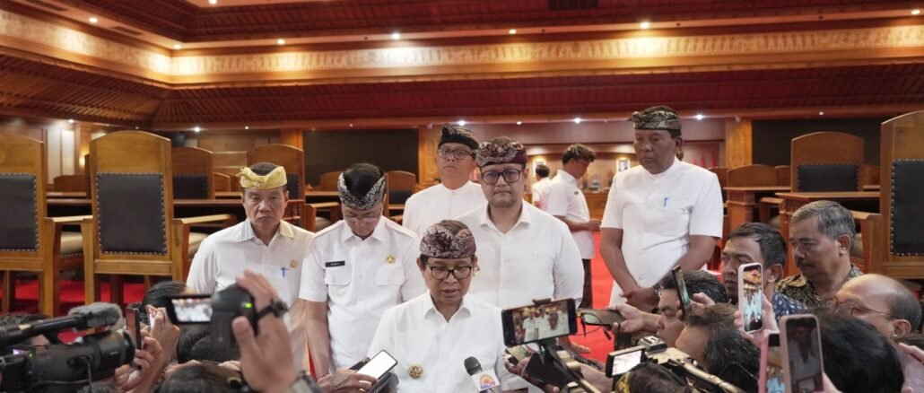 Bupati Wayan Adi Arnawa daan Wabup Bagus Alit Sucipta saat Rapat Paripurna DPRD Kabupaten Badung di Ruang Sidang Utama Gosana, Kantor DPRD Badung, Kamis (3/9).- IST