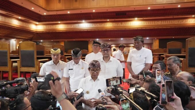 Bupati Wayan Adi Arnawa daan Wabup Bagus Alit Sucipta saat Rapat Paripurna DPRD Kabupaten Badung di Ruang Sidang Utama Gosana, Kantor DPRD Badung, Kamis (3/9).- IST