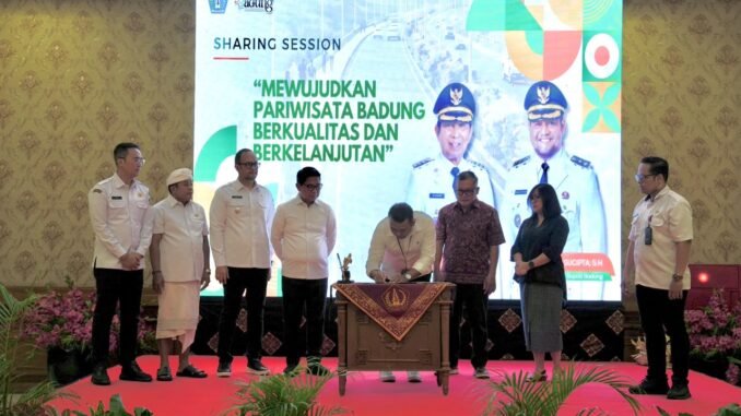 Bupati Wayan Adi Arnawa bersama Wabup Bagus Alit Sucipta saat acara Sharing Session bertajuk "Mewujudkan Pariwisata Badung Berkualitas dan Berkelanjutan" di Balai Budaya Giri Nata Mandala, Puspem Badung, Rabu (16/9) -IST