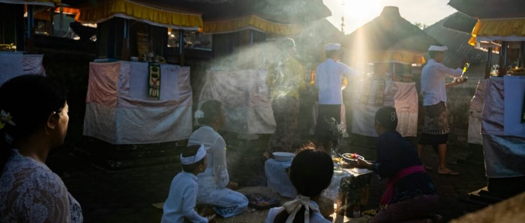Keterangan foto: Ilustrasi upacara agama di Bali. (Foto: Bayus Salafi/Unsplash)