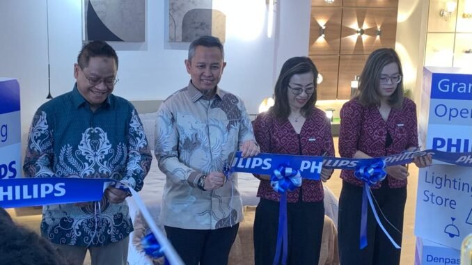 Peresmian Philips Lighting Store Denpasar bersama (ki-ka) Burhan Noor Sahid, Head of Marketing Consumer, Signify Commercial Indonesia, Dedy Bagus Pramono, President Director, Signify Commercial Indonesia, Fesialina, Director of Atika Mandiri, Alessandra Fessilia Aldy, Director of Atika Kencana Mandiri. Baca artikel wartadewata, "Signify Perluas Pengalaman Philips Lighting Store ke Bali | Informasi Terkini Seputar Bali" Selengkapnya https://wartadewata.com/signify-perluas-pengalaman-philips-lighting-store-ke-bali/