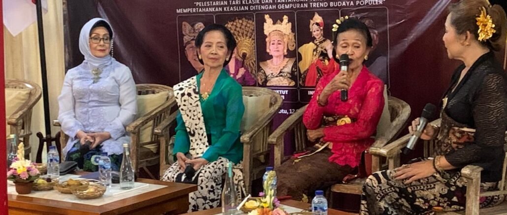Dari kiri: Indrawati Lukman, Retno Maruti, Ni Ketut Arini, dan Anak Agung Ayu Mirah Maheswari, dalam Sarasehan Budaya Taman Sari yang digelar Rumah Budaya Tamansari di Pendopo Puri Agung Denpasar, Sabtu (12/9) - IST