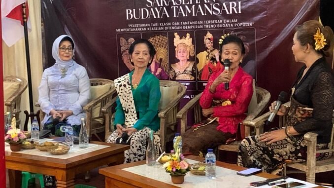 Dari kiri: Indrawati Lukman, Retno Maruti, Ni Ketut Arini, dan Anak Agung Ayu Mirah Maheswari, dalam Sarasehan Budaya Taman Sari yang digelar Rumah Budaya Tamansari di Pendopo Puri Agung Denpasar, Sabtu (12/9) - IST