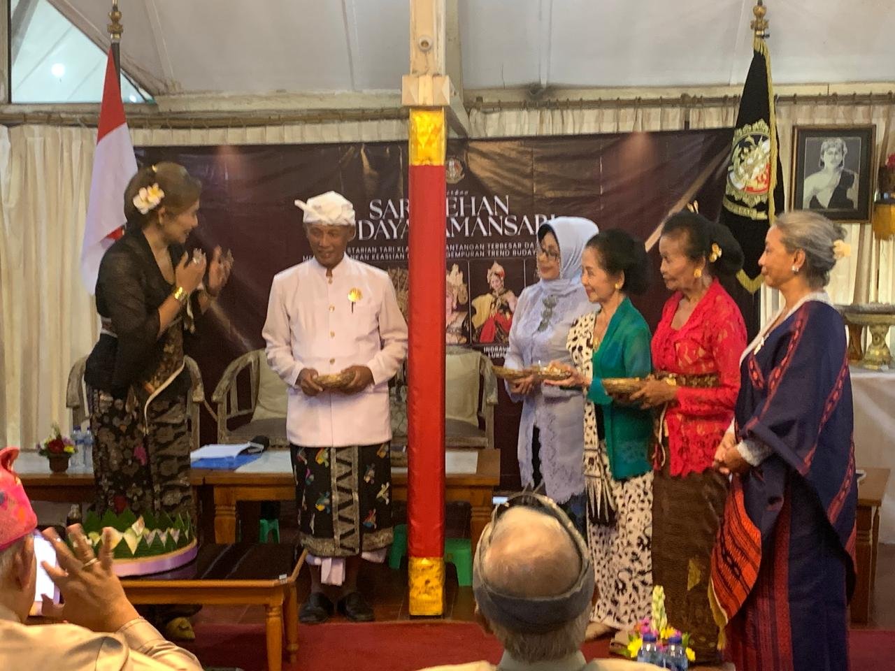 Penyerahan tumpeng kepada Palingsir Puri Agung Denpasar, Ida Palingsir Agung Putra Jambe Pemecutan   untuk menandai acara sarasehan - IST