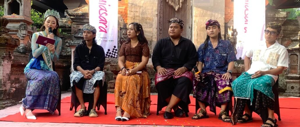 Victoria Kosasie (ujung kiri) bersama lima seniman yang menampilkan karya di pameran Mulasara - IST