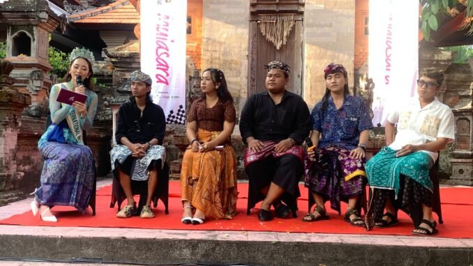 Victoria Kosasie (ujung kiri) bersama lima seniman yang menampilkan karya di pameran Mulasara - IST
