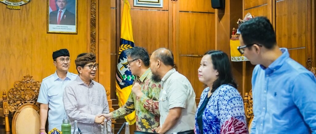 Bupati Wayan Adi Arnawa menerima audiensi PT. Pendar Cahaya Nusantara selaku mitra Shanghai Tunnel Engineering Co. (Singapore) Pte Ltd (STECS) di Puspem Badung, Kamis (24/9).