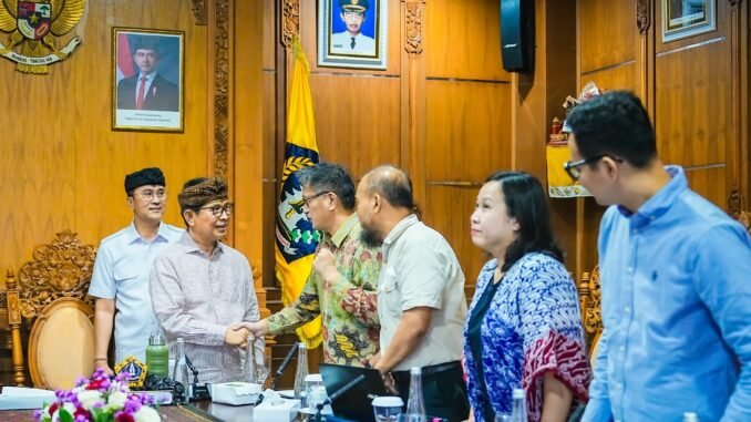 Bupati Wayan Adi Arnawa menerima audiensi PT. Pendar Cahaya Nusantara selaku mitra Shanghai Tunnel Engineering Co. (Singapore) Pte Ltd (STECS) di Puspem Badung, Kamis (24/9).