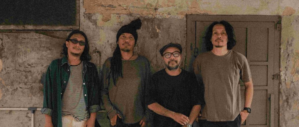 Ki-Ka- Aweng himawan (banjo, guitar), Dadang Pranoto (vocals, guitar), Kristian Dharma (bass), Deny Surya (drums), - Credit Photo: Rosaria Ocha