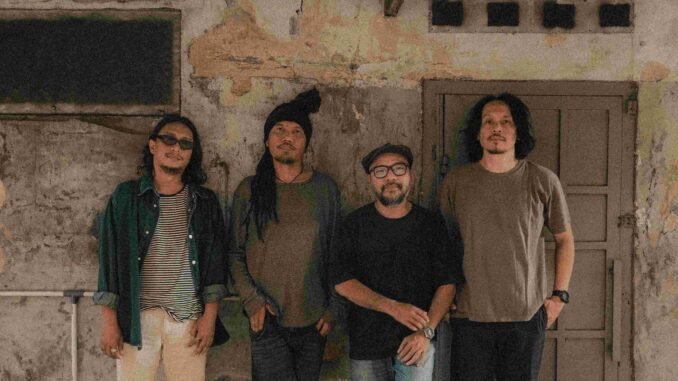Ki-Ka- Aweng himawan (banjo, guitar), Dadang Pranoto (vocals, guitar), Kristian Dharma (bass), Deny Surya (drums), - Credit Photo: Rosaria Ocha