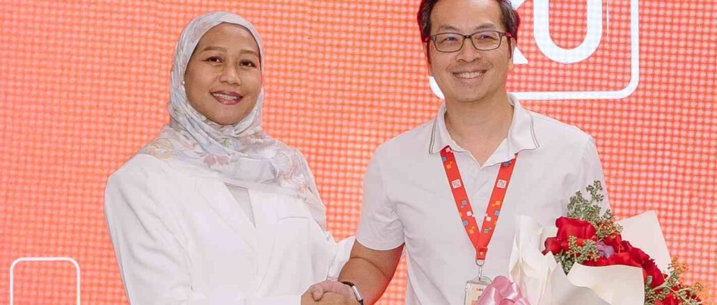 DOKU resmi mengumumkan Himelda Renuat (kiri) sebagai Chief Executive Officer DOKU sekaligus Head of Antom Indonesia, melanjutkan kepemimpinan dari Chris Yeo, CEO DOKU sebelumnya yang kini menjabat sebagai Head of Antom Filipina (kanan).