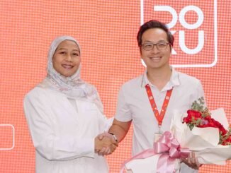 DOKU resmi mengumumkan Himelda Renuat (kiri) sebagai Chief Executive Officer DOKU sekaligus Head of Antom Indonesia, melanjutkan kepemimpinan dari Chris Yeo, CEO DOKU sebelumnya yang kini menjabat sebagai Head of Antom Filipina (kanan).
