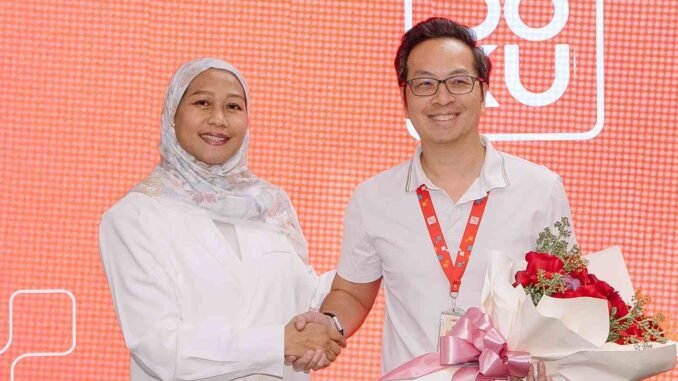 DOKU resmi mengumumkan Himelda Renuat (kiri) sebagai Chief Executive Officer DOKU sekaligus Head of Antom Indonesia, melanjutkan kepemimpinan dari Chris Yeo, CEO DOKU sebelumnya yang kini menjabat sebagai Head of Antom Filipina (kanan).